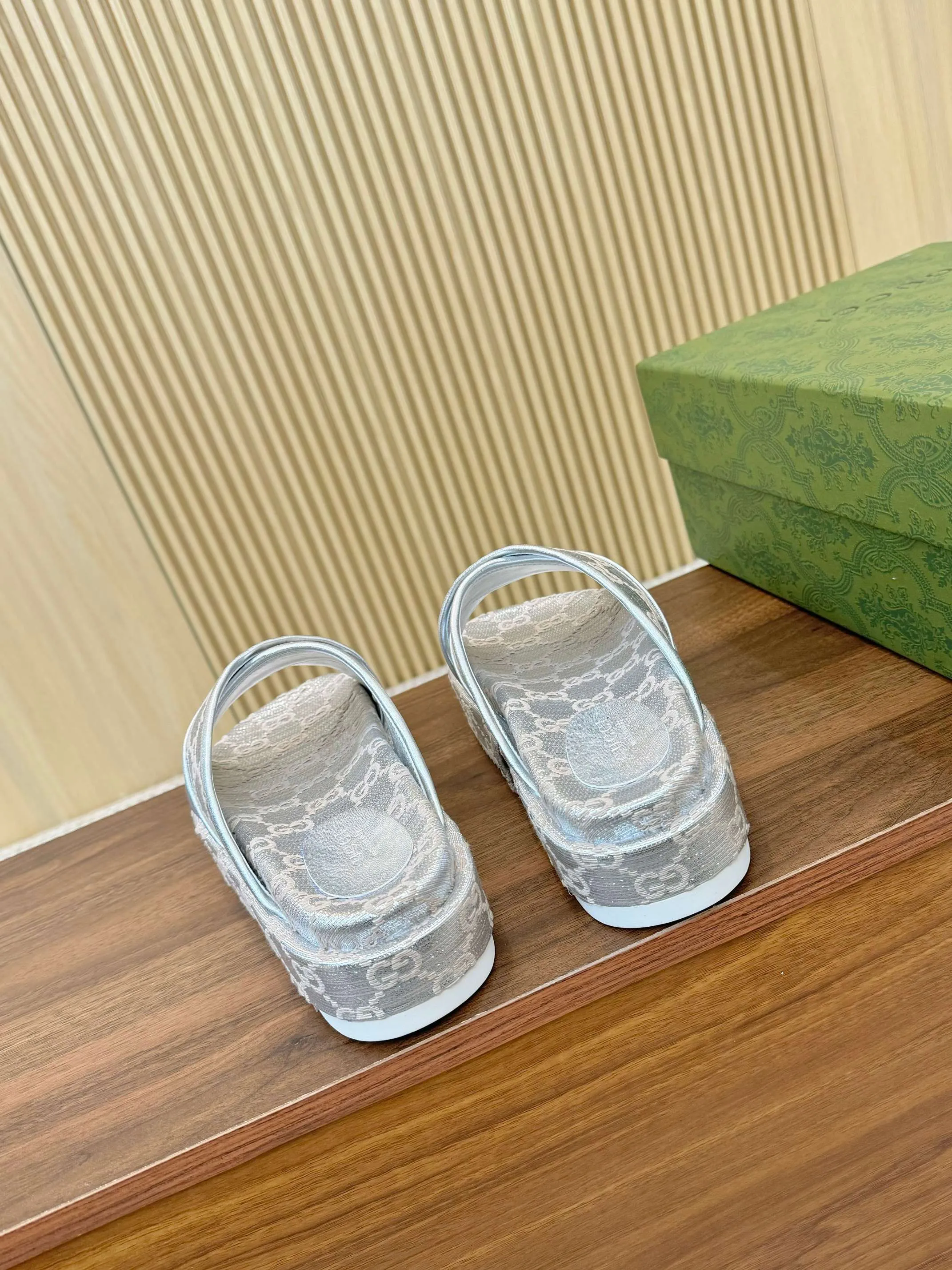 👟👟Ex-factory price 400👟👟 Shipped all year round, Gucci's latest limited edition thick-soled slippers. Top quality for sale. Purchase genuine product for development. The material and workmanship are consistent with the original. Upper: original special printing process. Lining: dyed sheepskin. Outsole: Italian private model outsole. Size: 35-43M standard size. 41, 42, 43 are also customized and cannot be returned. Sole thickness: 5.5cm. Forefoot 4cm.
